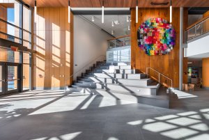 Vláknocementové desky mají využití v mnoha interiérech - v restauracích, galeriích, stanicích metra i doma. (na obrázku Martha's Table ve Washingtonu, použití desky Nobilis v zakázkové barvě Carat Amber 7073 a Anthracite 7021)