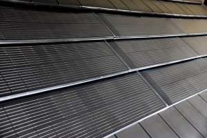 Na montáž máme i vyškolené partnerské firmy, které jsou schopné na základě projektové dokumentace vypočítat, kolik klasických tašek a modulů X-Tile bude investor potřebovat.