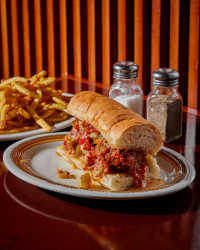 Díky intenzivní spolupráci investora se podařilo vytvořit komplexní interiér, kde v harmonii funguje architektura i s jídelním lístkem. (0,5 studio, Sandwich Rodeo)