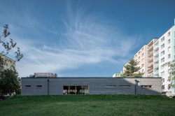 Přibila k němu také nová stavba s kavárnou a komunitním prostorem. (Vnitroblok Manětínská v Plzni, Sporadical)