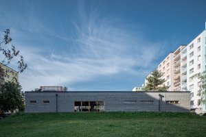 Přibila k němu také nová stavba s kavárnou a komunitním prostorem. (Vnitroblok Manětínská v Plzni, Sporadical)
