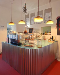 Červená podlaha jí dává pozitivní vibrace.