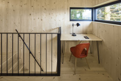 Chata je malá, práce pro architekta je tu ale dost. Někdy i víc než ve větším domě. "Člověk musí víc přemýšlet, jak spojit funkce a dělat větší vychytávky," říká architekt Vít Svoboda. Na chatu Kostka se vešla i malá pracovna.