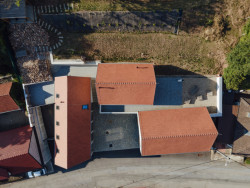 Rozdrobené hmoty upomínají na slavnou radnici Alvara Aalta ve finském Säynätsalo