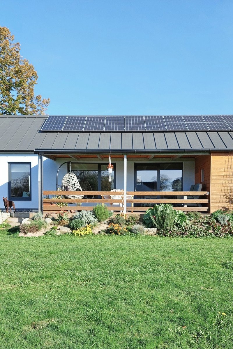 Bydloarchitekti - Vesnický dům Polanka nad Odrou: Na kůlnu pak navazuje také krytá terasa