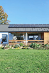 Bydloarchitekti - Vesnický dům Polanka nad Odrou: Na kůlnu pak navazuje také krytá terasa