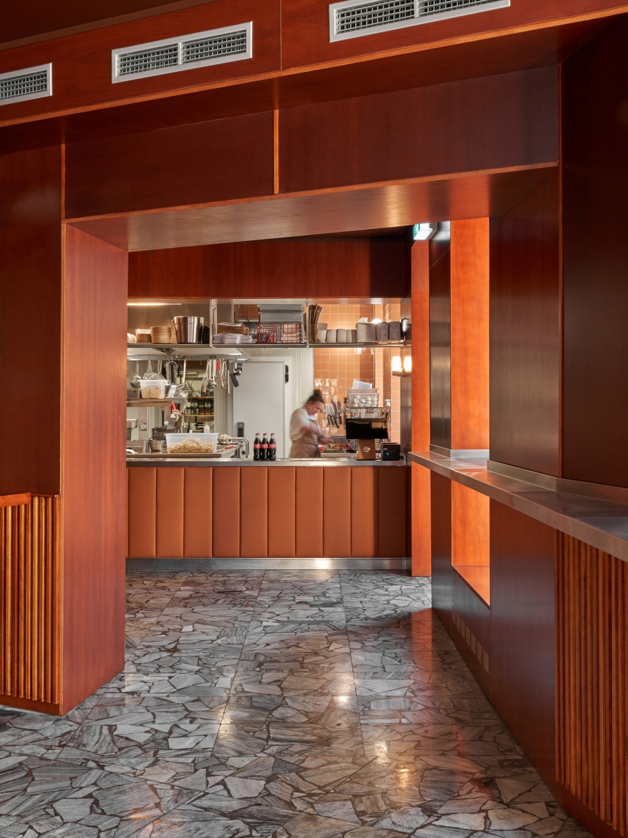 Vstupní část je „na stojáka“ u pultu. (0,5 studio, Sandwich Rodeo)