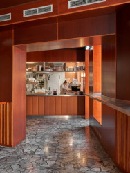 Vstupní část je „na stojáka“ u pultu. (0,5 studio, Sandwich Rodeo)