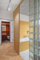 Kombinace dřeva a skleněné příčky (Byt 4+1 v panelu; Zuzana Bartasová)