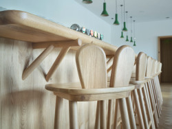 „Držáky nástěnných polic a barové desky jsou zase inspirovány větvičkami, tedy prostředím, z kterého zajíc vychází,“ dodává ještě Luka Križek. (Lidový dům Zaječov, IO Studio)