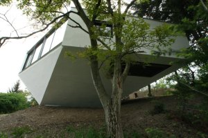 2009 – Rodinný dům v Černošicích, ksa.

Mezinárodní porotu ceny Miese van der Rohe zaujal také rodinný dům v pražských Černošicích od ateliér ksa. Stavba složená z několika modulů, které jsou nakonec staženy obvodovým pláštěm má výrazný krystalický tvar, díky kterému ji bylo možně umístit do jinak těžce zastavitelného svahu.