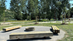 V pražských Holešovicích vznikl nový park podle návrhu architektů z krajinářského studia YYYY.