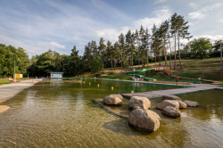 Bazén má hloubku od půl metru až po 194 cm.