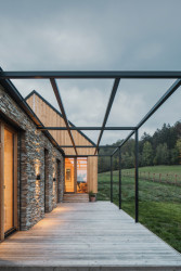 Lukáš Janout Architects jsou autory archetypálního rodinného domu v západních Čechách