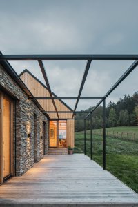 Lukáš Janout Architects jsou autory archetypálního rodinného domu v západních Čechách
