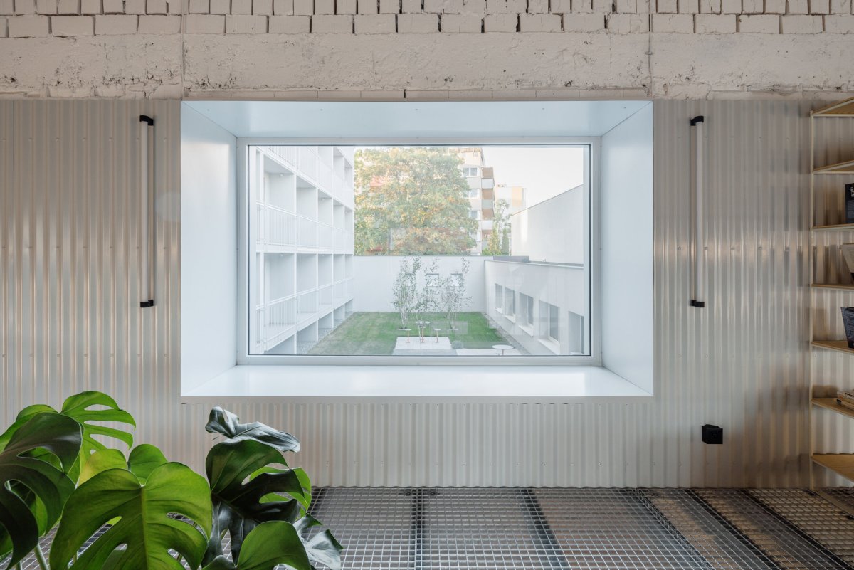 Výhled z mezipatra v hale na dvorek (Rekonstrukce ubytovny v Košicích; Atrium Architekti)
