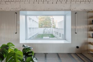 Výhled z mezipatra v hale na dvorek (Rekonstrukce ubytovny v Košicích; Atrium Architekti)