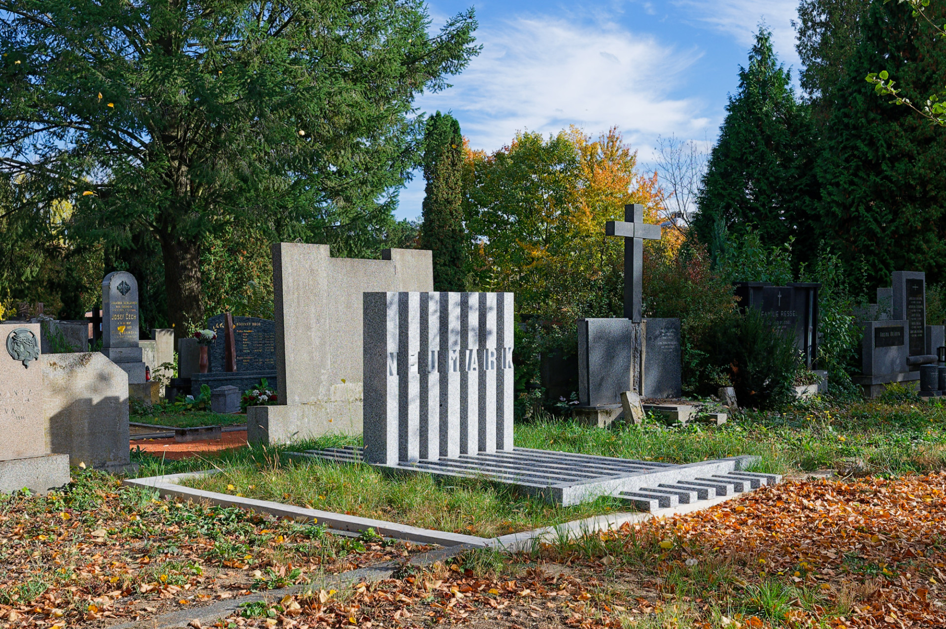 náhrobek rodiny Neumark, studio NEW WORK: Náhrobek se nachází na Ústředním hřbitově v Brně. Skupina 106, řada 1, číslo hrobu je 98–100.