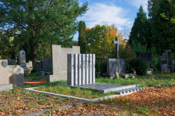 náhrobek rodiny Neumark, studio NEW WORK: Náhrobek se nachází na Ústředním hřbitově v Brně. Skupina 106, řada 1, číslo hrobu je 98–100.