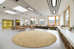 Škola a školka v Letech, Architekt Ondřej Tuček: Na podlahách se nachází lité terrazzo nebo polyuretanové stěrky.