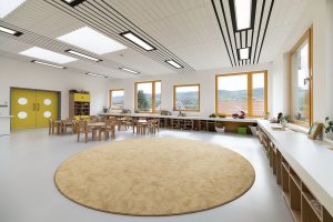 Škola a školka v Letech, Architekt Ondřej Tuček: Na podlahách se nachází lité terrazzo nebo polyuretanové stěrky.