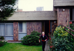 Většina členů družstva byli výtvarníci. Na fotografii je malíř a grafik Karel Vysušil, bydleli tu také sochař a grafik Vladimír Preclík, malíř a grafik Karel Malich, kolážista a básník Jiří Kolář a jeho žena, výtvarná umělkyně a fotografka Běla Kolářová a další.