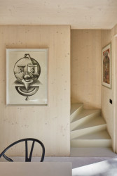 Schody, které vedou z obývacího pokoje do pracovny v patře. (Dům v Davli, 0,5 Studio)