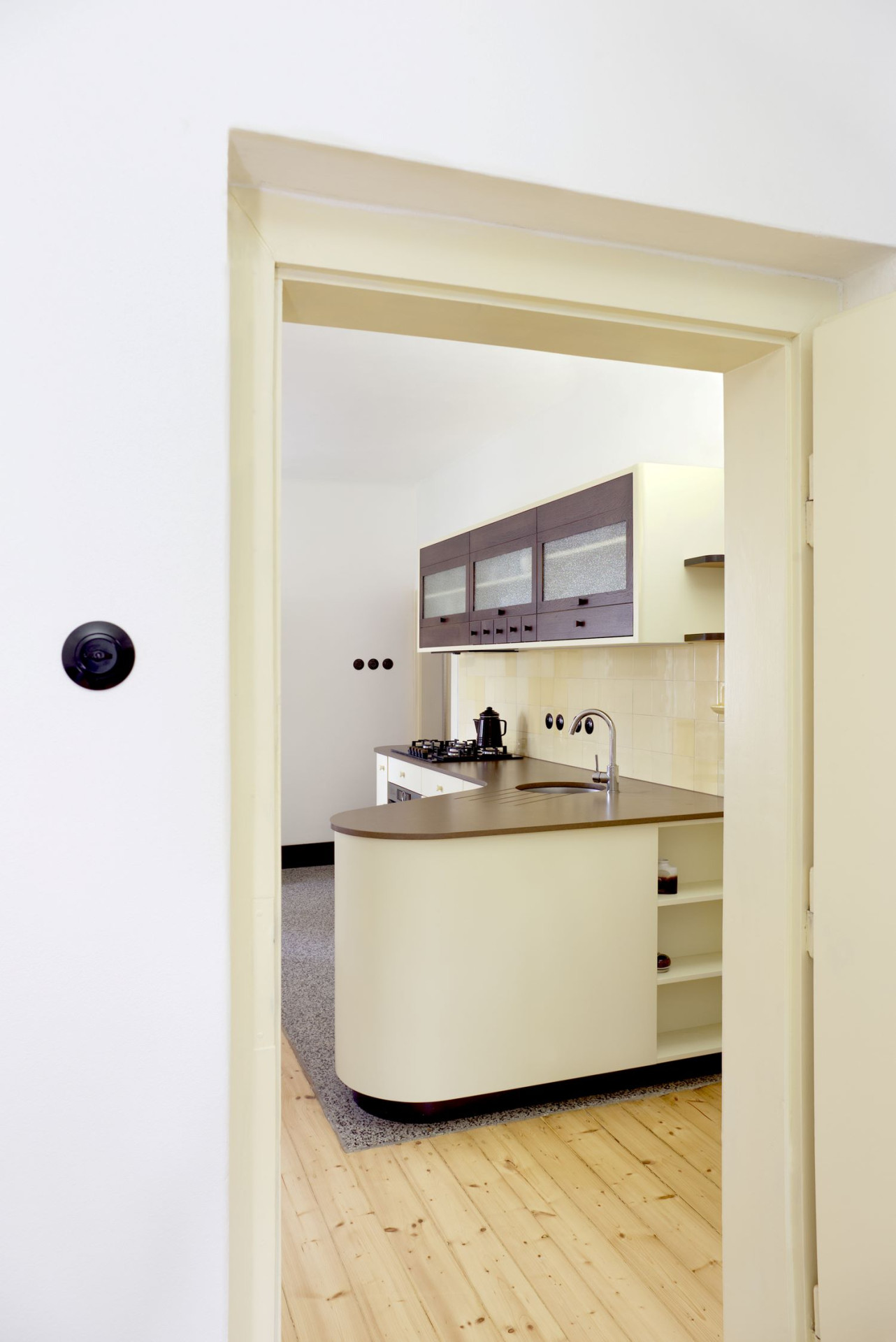 Stejně jako původní zárubně. (Obnova interiérů prvorepublikové vilky na Plzeňsku, ateliér DEBYT)