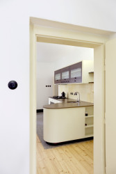 Stejně jako původní zárubně. (Obnova interiérů prvorepublikové vilky na Plzeňsku, ateliér DEBYT)