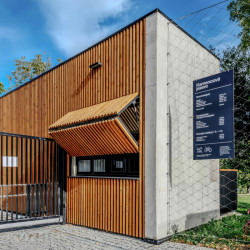 Konstrukci má ze železobetonu a fasády ze dřeva - z těchto materiálů budou v budoucnu okolo Kamencového jezera i další stavby. (Koncepce úprav okolí Kamencového jezera, studio Refuel)