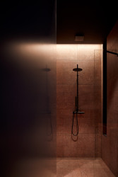 Pohled do koupelny (Byt v Praze, ateliér Malfino)