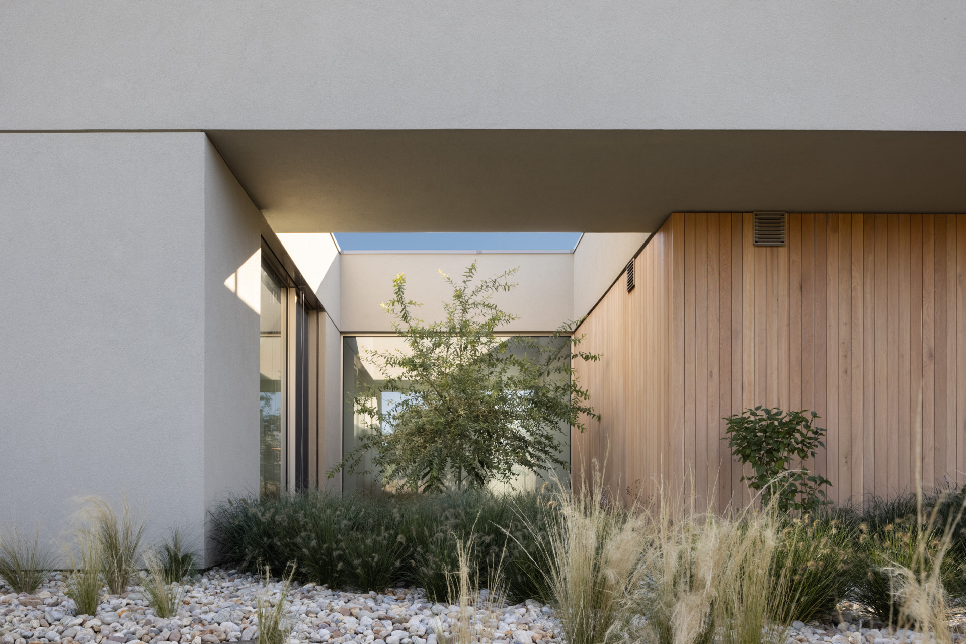 Na uliční straně domu vzniklo malé atrium se zelení