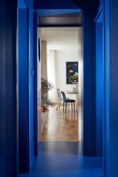 Nebáli se výrazných barev, ani bourat. (JanskyDundera, Rekonstrukce prvorepublikového bytu)