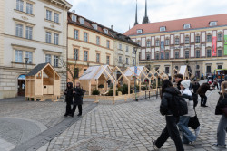 Na Zelném trhu v Brně mají vesnici pro děti. (Consequence forma architects, dětská vesnička v Brně)