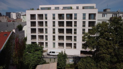 Novostavba bytového domu Zelený dvor citlivě doplňuje historickou strukturu Starého Mesta a přináší moderní městské bydlení ve vnitrobloku.