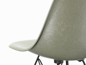 Židle Eames fiberglass, detail.