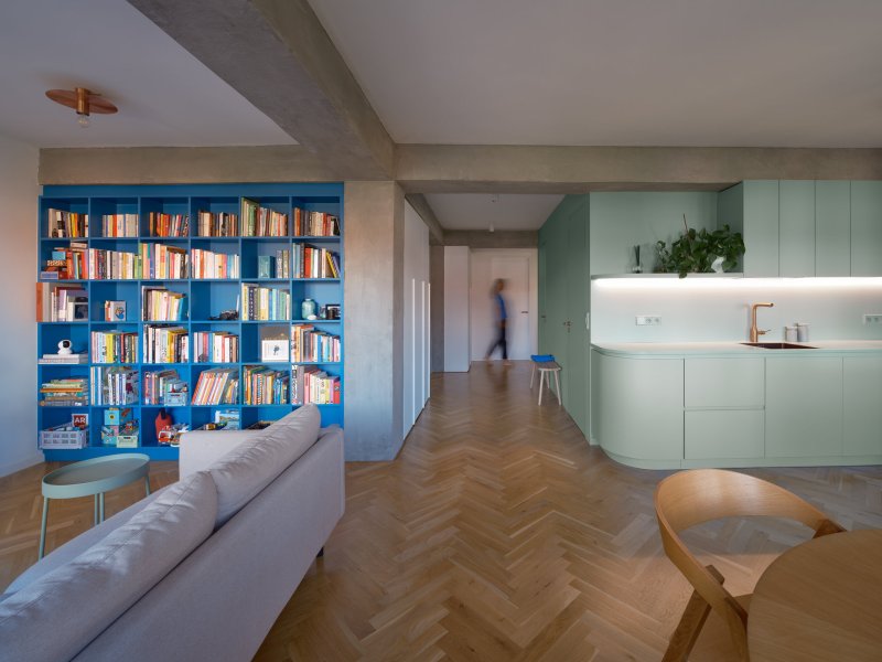 Modrá, zelená, růžová. Tři zóny, tři barvy. (Rekonstrukce bytu v Holešovicích; B² Architecture)