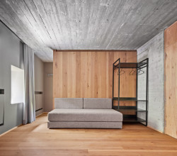 Rekonstrukce venkovského objektu doplněná betonovou přístavbou, Jordi Hidalgo Tané