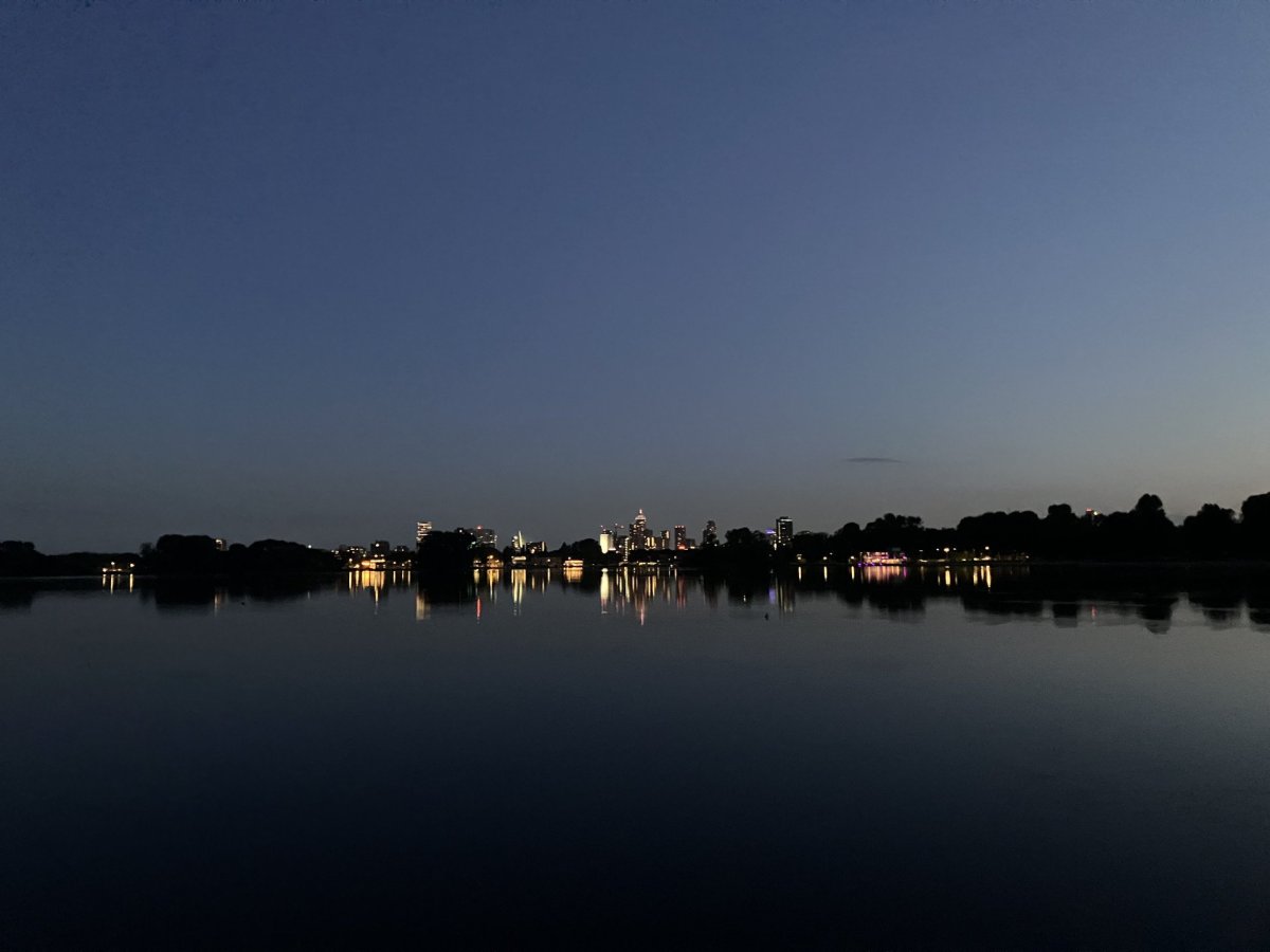 Rašelinové jezero Kralingse je jen kus od centra. V severní části jezera najdete drobné dřevěné lávky a struktury, které nabízí výhledy na panorama města. Nejhezčí je to v podvečer.