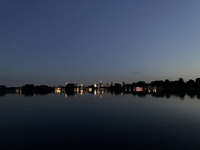 Rašelinové jezero Kralingse je jen kus od centra. V severní části jezera najdete drobné dřevěné lávky a struktury, které nabízí výhledy na panorama města. Nejhezčí je to v podvečer.