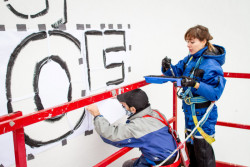 Nový murál v Holešovicích od Nitzan Mintz a Dede Bandaid