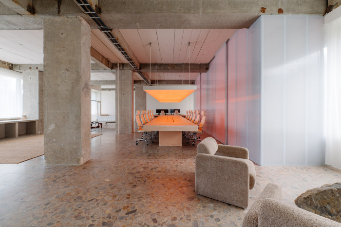 Místo sídlištní pošty stylová kancelář. (Kreativní studio v socialistických prostorech; Absurd Studio)