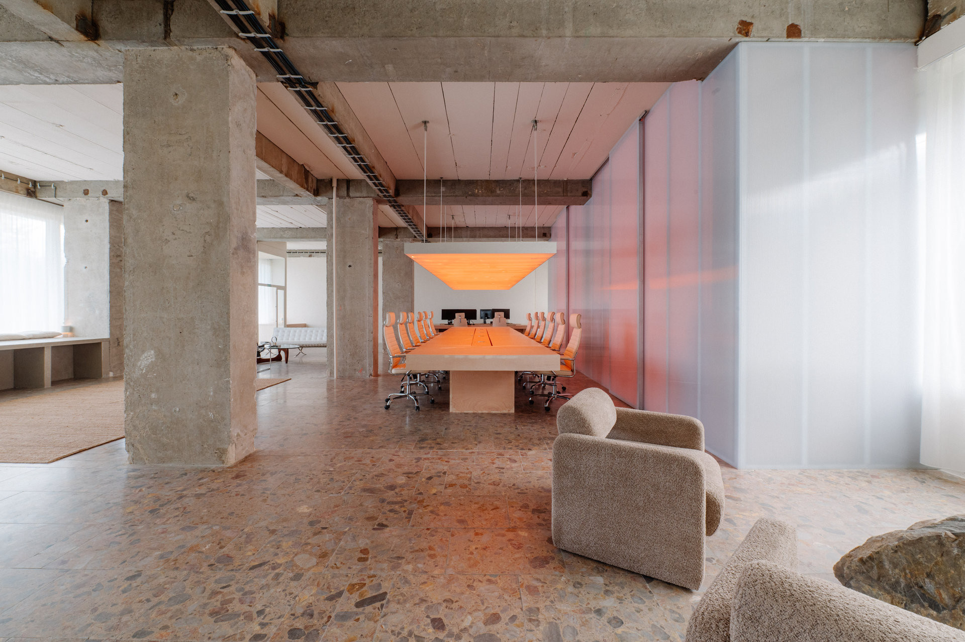 Místo sídlištní pošty stylová kancelář. (Kreativní studio v socialistických prostorech; Absurd Studio)