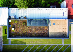 Objekt má vegetační střechu. (Administrativní budova Fortemix v Paskově od PROJEKTSTUDIO)