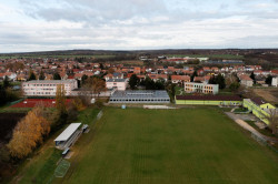 Pro stavbu nové provizorní modulární školy posloužily základy pro budoucí sportovní halu.