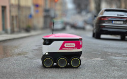 V Karlíně začne jídlo rozvážet robot.