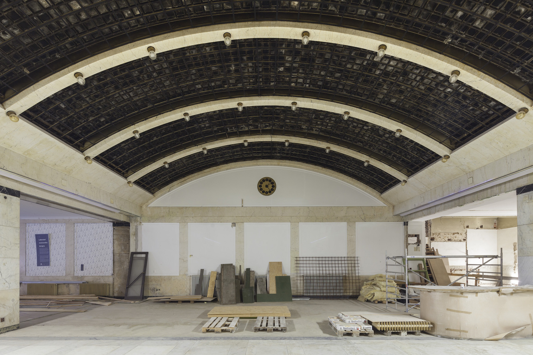 Sklobetonovou klenbu v bankovní hale nechali komunisti překrýt asfaltovou vrstvou. Součástí projekty byla její rekonstrukce.