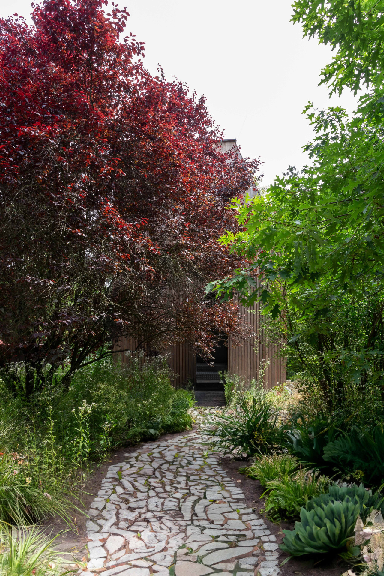 Několik funkčních zón zahrady pomohla architektům navrhnout krajinářka Jitka Tomsová. (Chata JARO u Prahy, edit! architects)