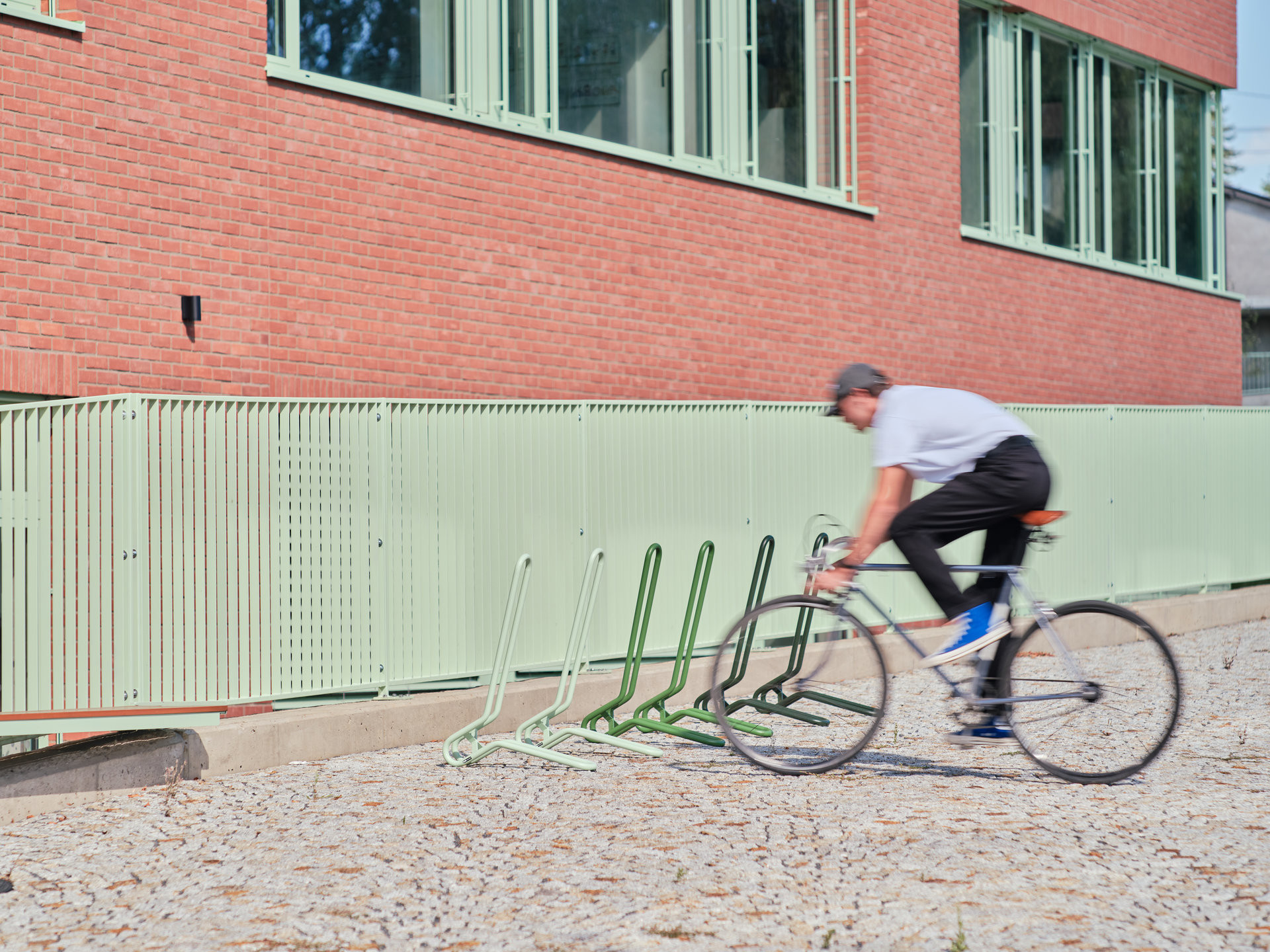Stojany na kola Ocus dokazují, že parkovací místo pro cyklisty může působit elegantně. (Tři prestižní ocenění pro českou značku mmcité)