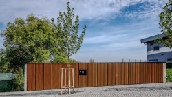 Obsahuje v sobě boxy na kola. (Koncepce úprav okolí Kamencového jezera, studio Refuel)